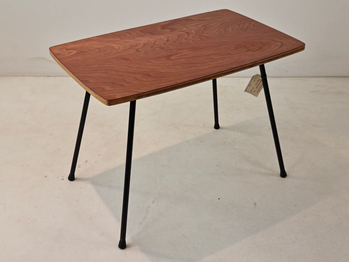 Vintage bijzettafel met multiplex blad en stalen poten, jaren 60–70