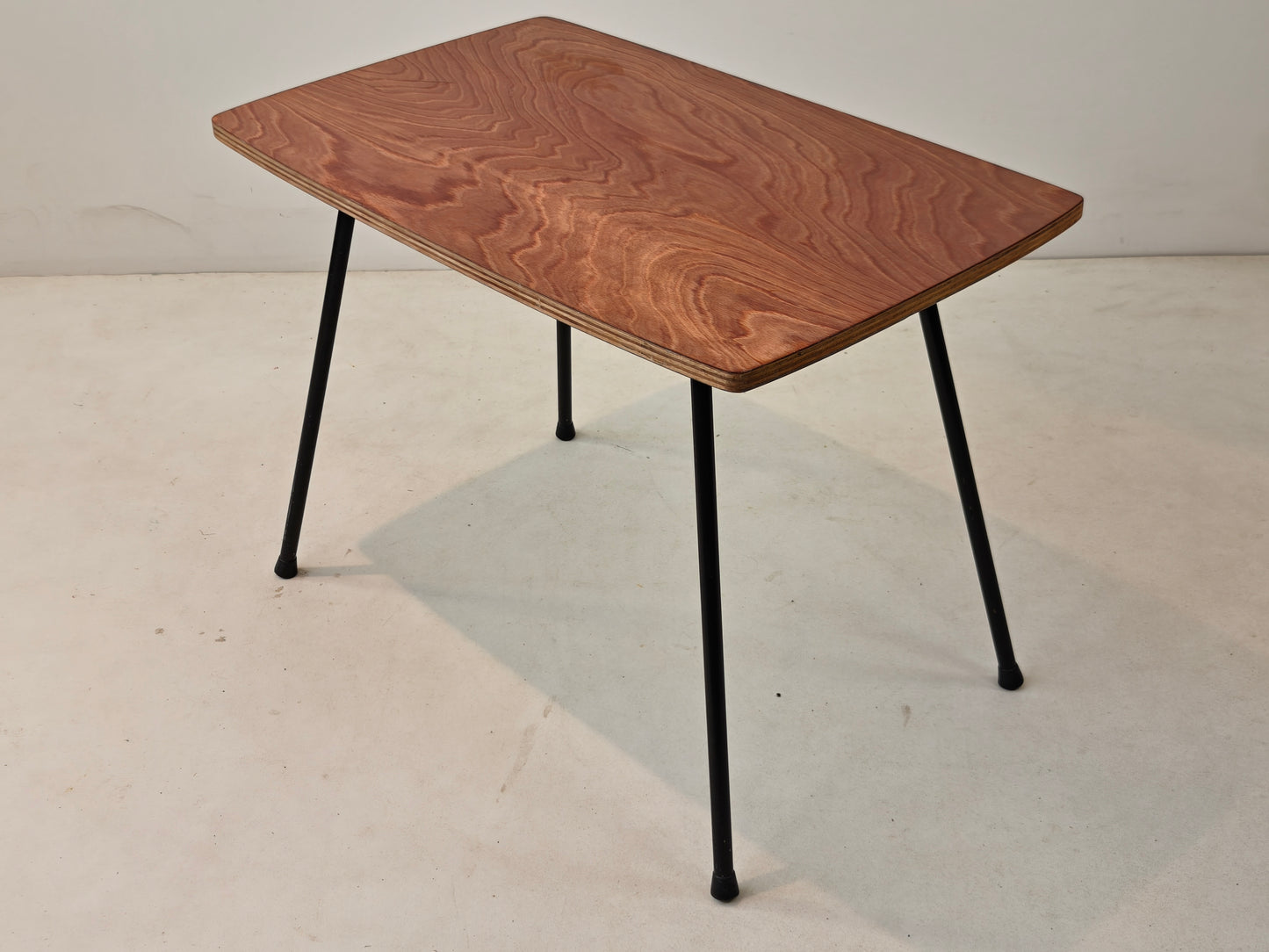 Vintage bijzettafel met multiplex blad en stalen poten, jaren 60–70