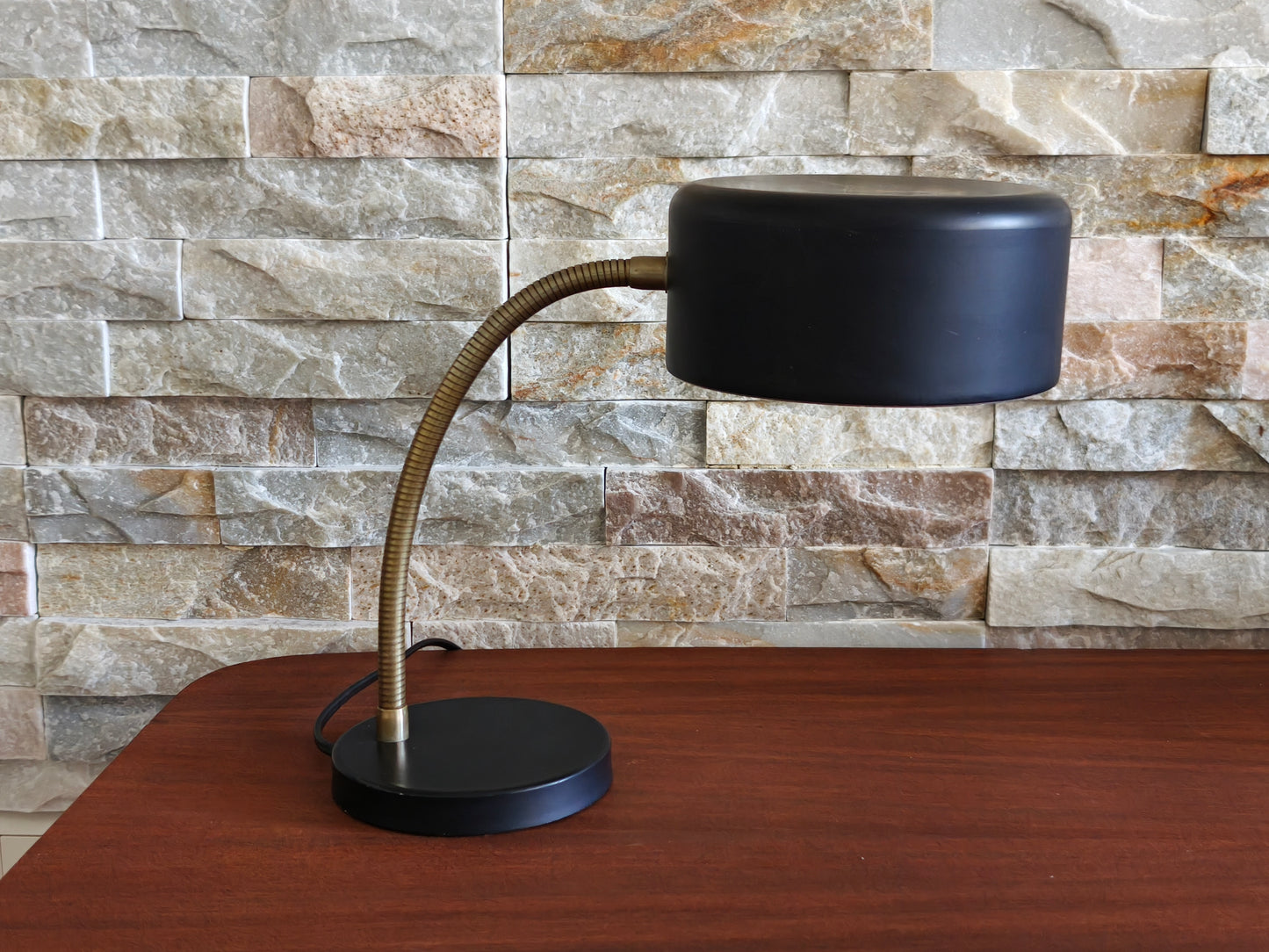 Anvia bureaulamp J.J.M. Hoogervorst – zwart met messing gooseneck (jaren '60)