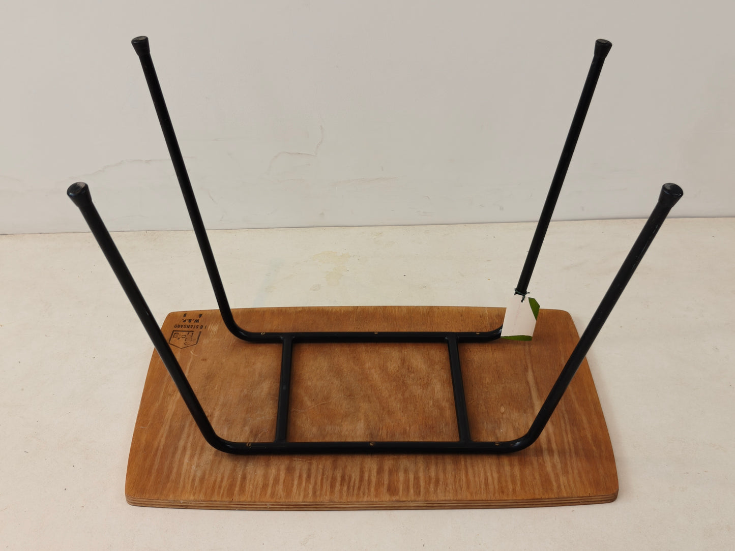 Vintage bijzettafel met multiplex blad en stalen poten, jaren 60–70