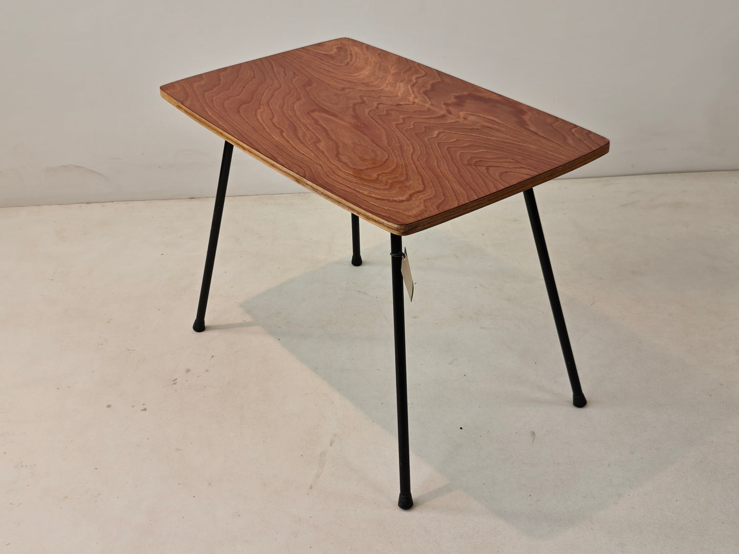 Vintage bijzettafel met multiplex blad en stalen poten, jaren 60–70