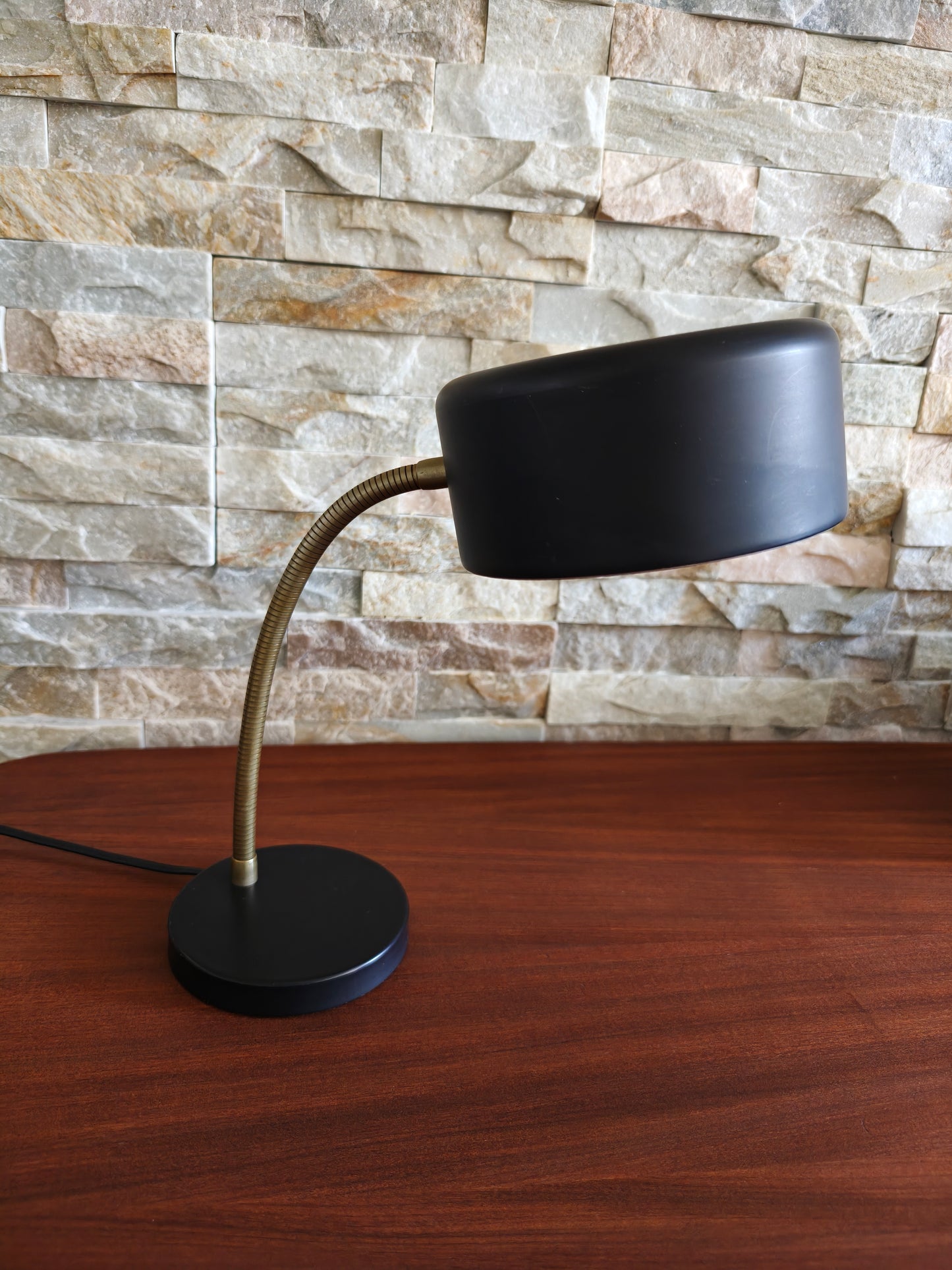Anvia bureaulamp J.J.M. Hoogervorst – zwart met messing gooseneck (jaren '60)