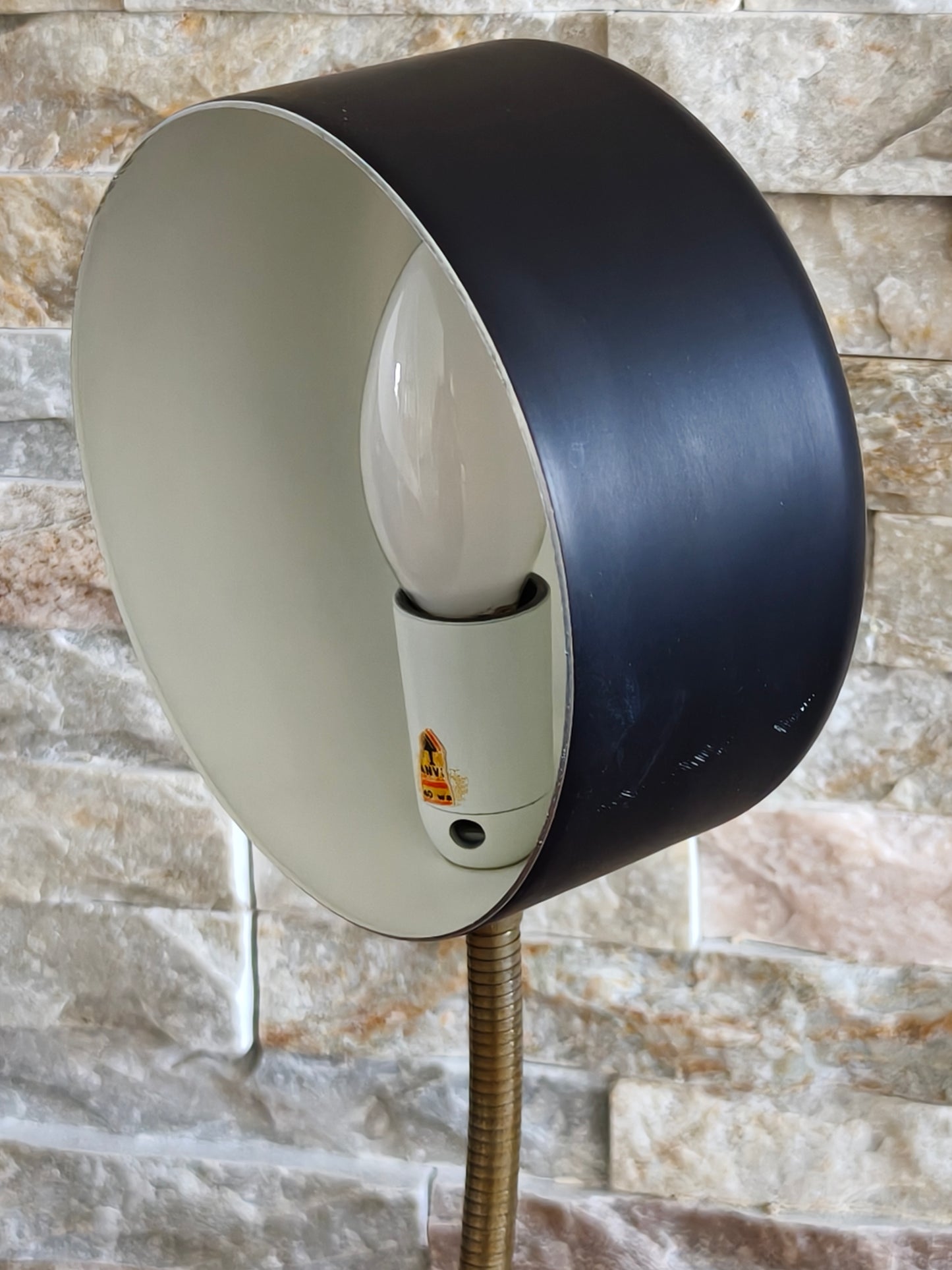 Anvia bureaulamp J.J.M. Hoogervorst – zwart met messing gooseneck (jaren '60)