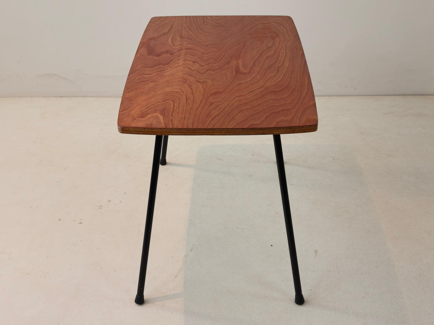 Vintage bijzettafel met multiplex blad en stalen poten, jaren 60–70