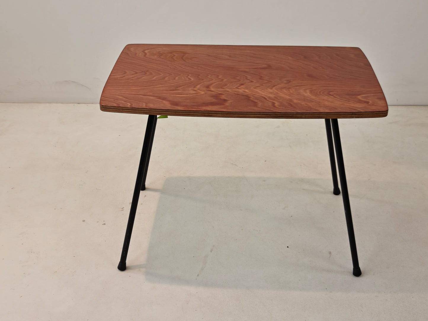 Vintage bijzettafel met multiplex blad en stalen poten, jaren 60–70