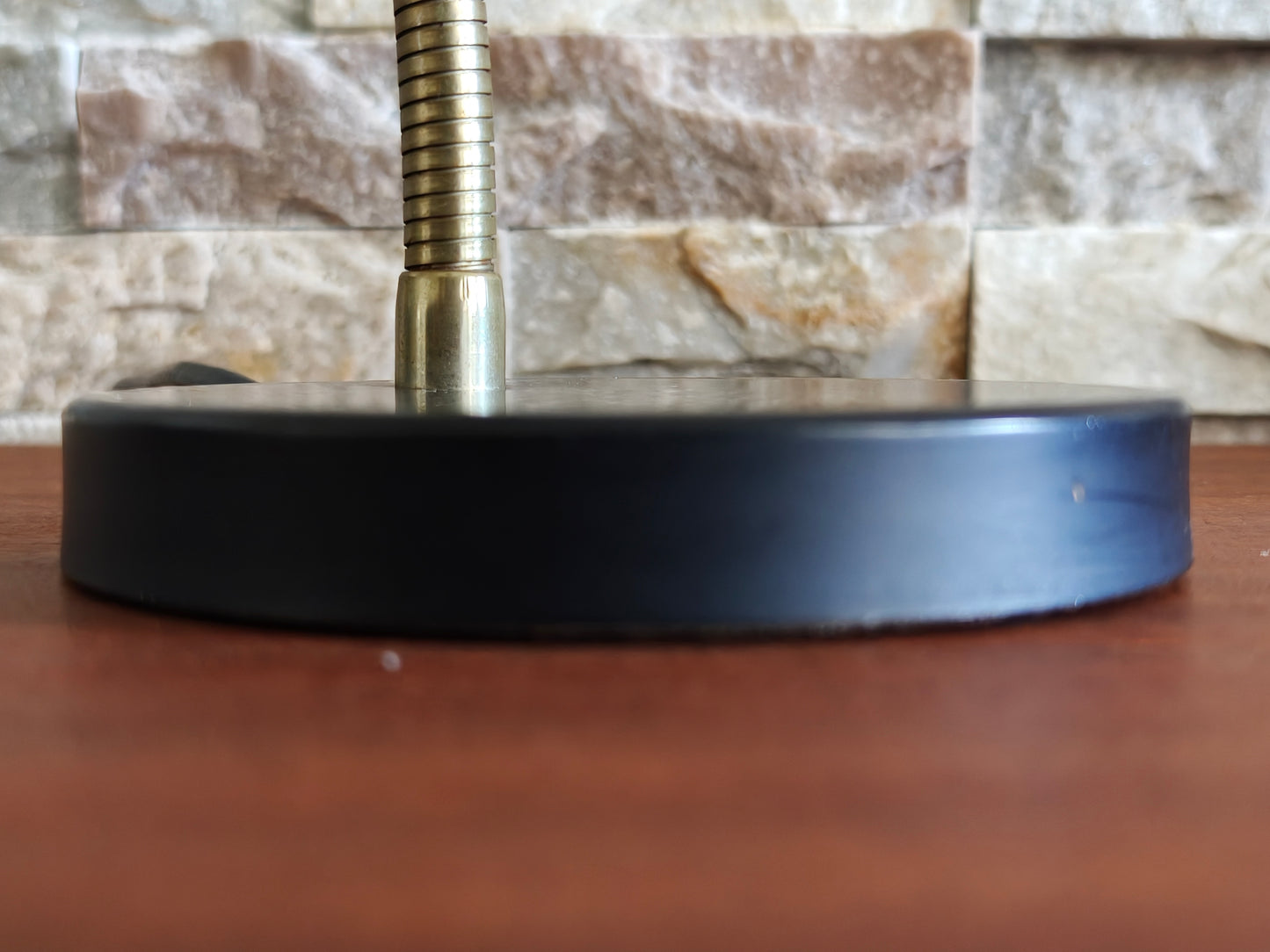 Anvia bureaulamp J.J.M. Hoogervorst – zwart met messing gooseneck (jaren '60)