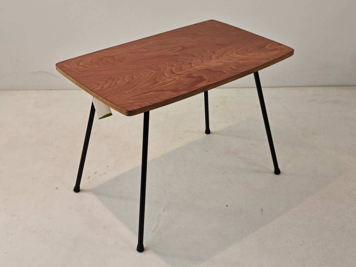 Vintage bijzettafel met multiplex blad en stalen poten, jaren 60–70