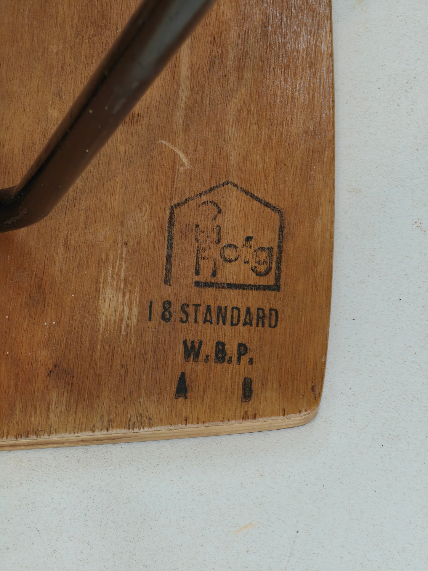 Vintage bijzettafel met multiplex blad en stalen poten, jaren 60–70