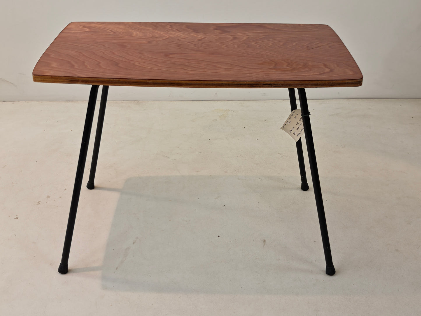 Vintage bijzettafel met multiplex blad en stalen poten, jaren 60–70