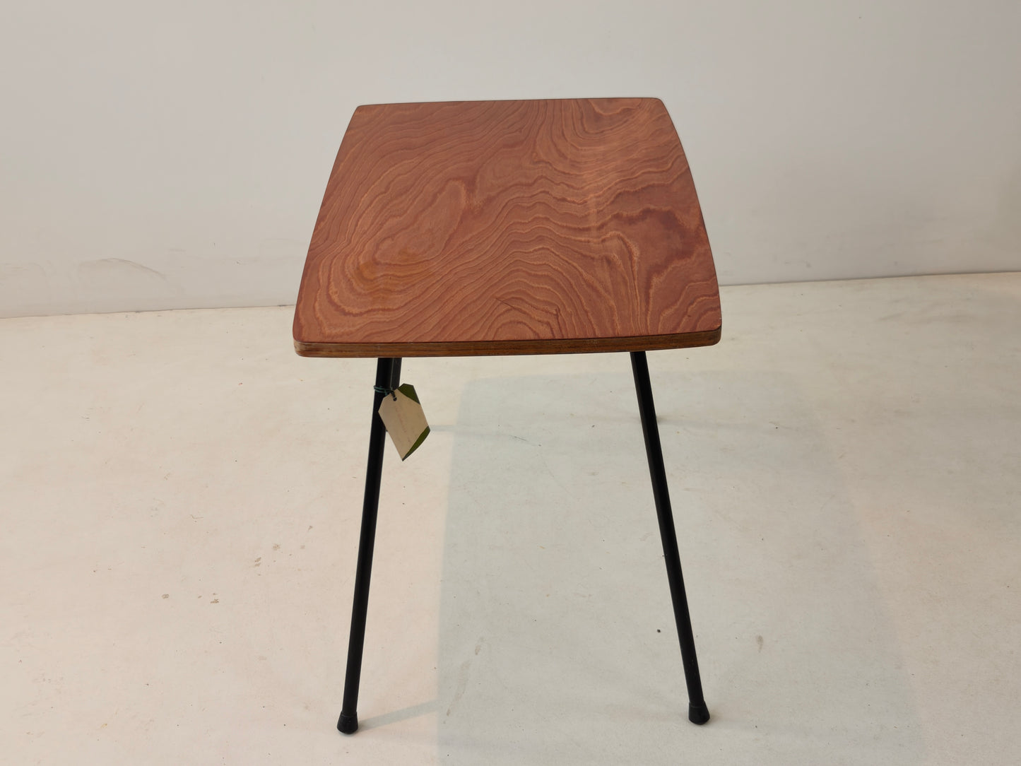 Vintage bijzettafel met multiplex blad en stalen poten, jaren 60–70