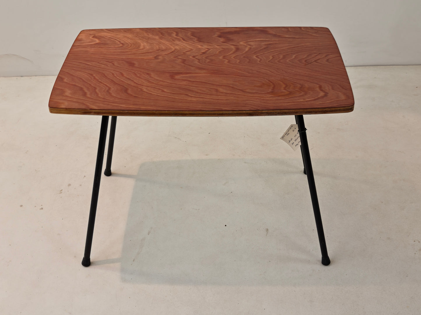 Vintage bijzettafel met multiplex blad en stalen poten, jaren 60–70